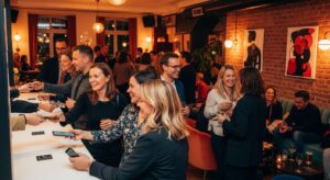 (S+) Offline Clubs: Hier bezahlen Menschen Geld, um ihr Handy abgenommen zu bekommen